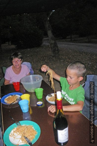 Veronika et Nicolas mangent des spaghetti. Photo © André M. Winter