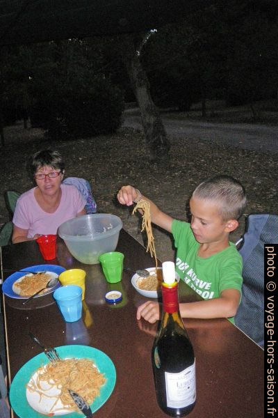 Veronika et Nicolas mangent des spaghetti. Photo © André M. Winter