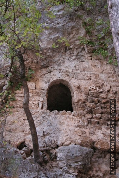 Grotte murée au dessus de ND de Beauvoir. Photo © André M. Winter