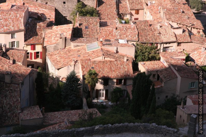 Toits de Moustiers-Sainte-Marie. Photo © André M. Winter