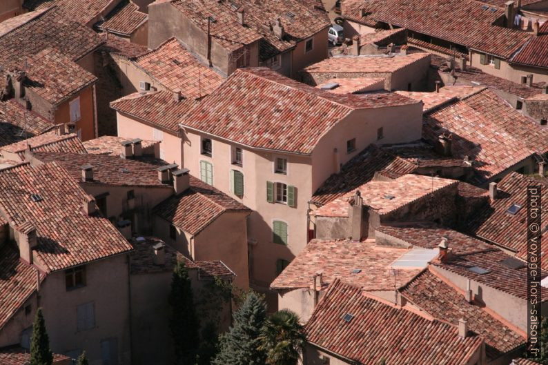 Toits de Moustiers-Sainte-Marie. Photo © André M. Winter