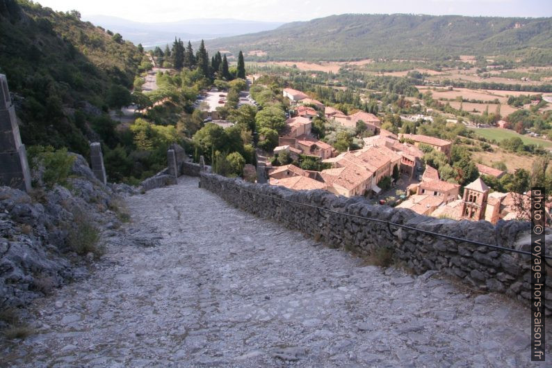 Chemin montant à la chapelle Notre-Dame à Moustiers. Photo © André M. Winter