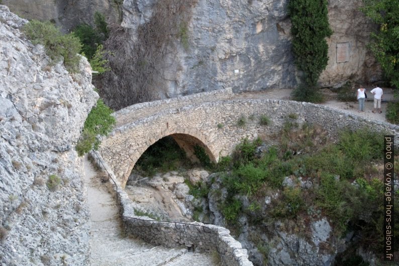 Pont sur le chemin montant à la chapelle Notre-Dame. Photo © Veronika Schnablegger