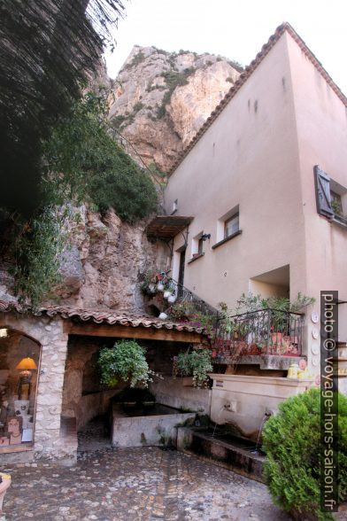 Ancien lavoir à Moustiers. Photo © André M. Winter