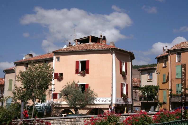 Maisons de village à Moustiers. Photo © André M. Winter