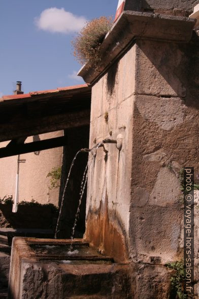 Fontaine et lavoir Rue de la Bourgade. Photo © Alex Medwedeff