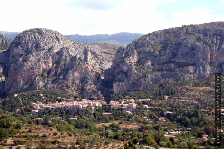 Moustiers-Sainte-Marie, ses clochers et ses rochers. Photo © André M. Winter