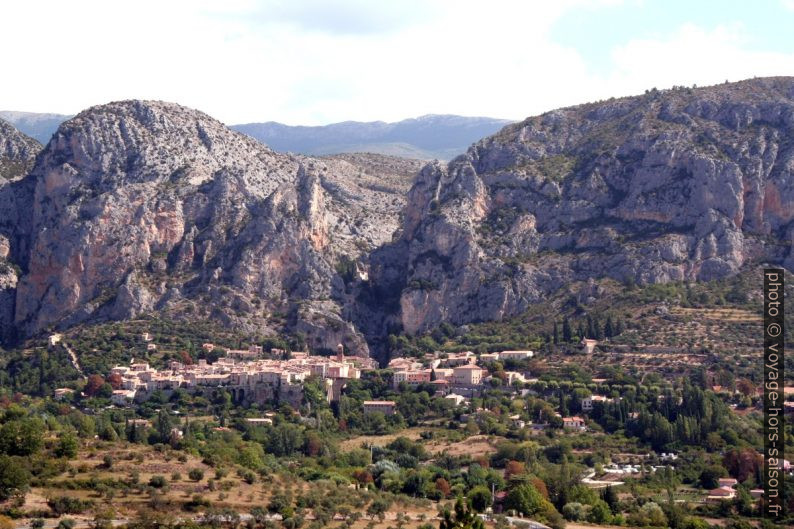 Moustiers-Sainte-Marie, ses clochers et ses rochers. Photo © André M. Winter