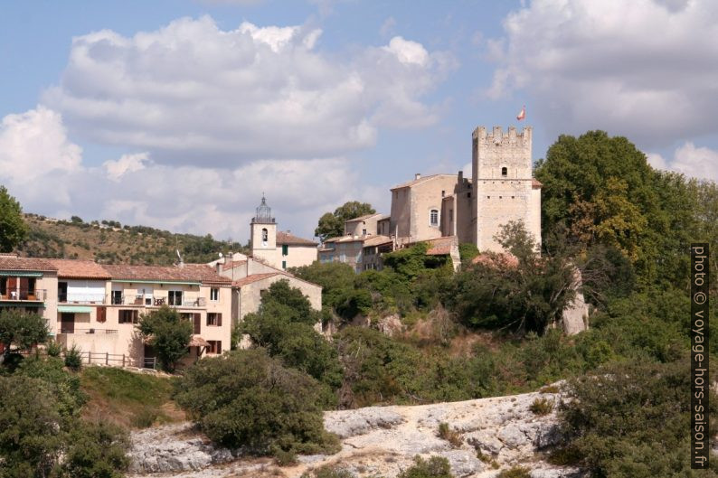 Esparron-de-Verdon et son château. Photo © André M. Winter