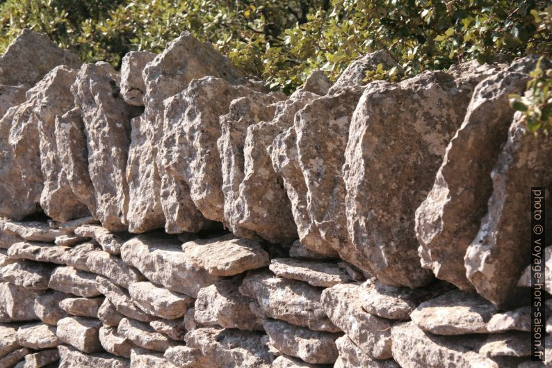 Couronnement de mur en pierres verticales. Photo © Alex Medwedeff