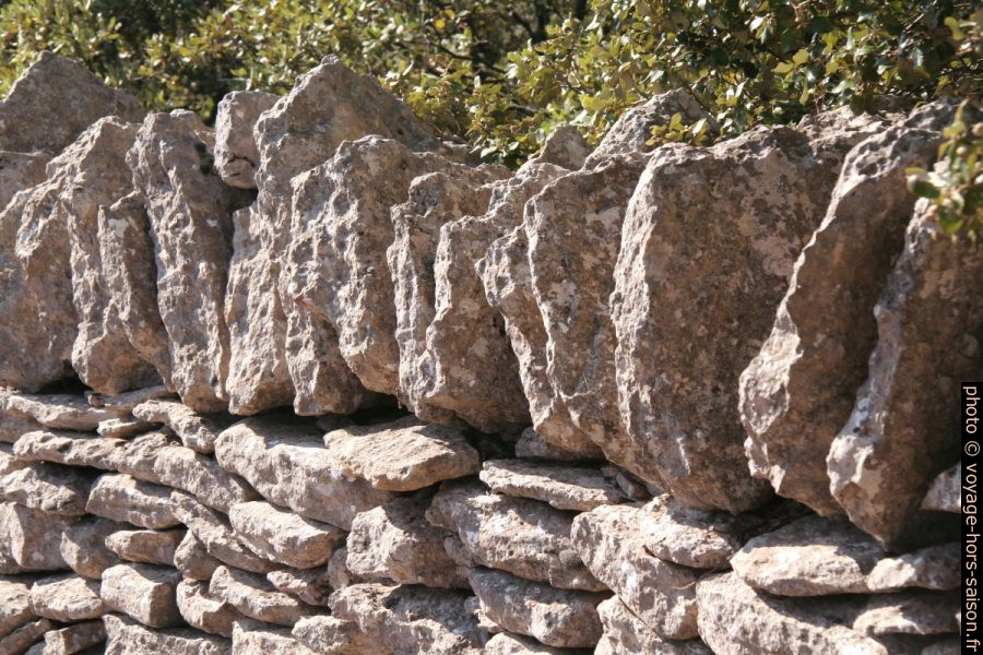 Couronnement de mur en pierres verticales. Photo © Alex Medwedeff