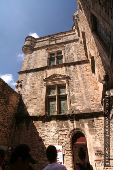 Cour du château de Gordes. Photo © André M. Winter