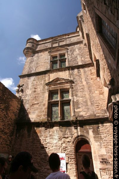 Cour du château de Gordes. Photo © André M. Winter