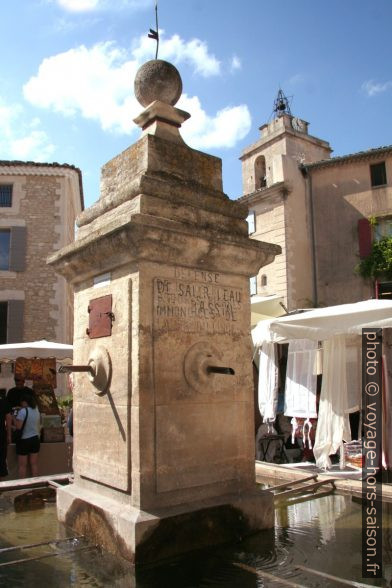 Fontaine sur la place du marché de Gordes. Photo © André M. Winter