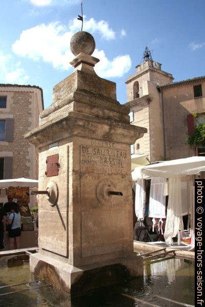 Fontaine sur la place du marché de Gordes. Photo © André M. Winter