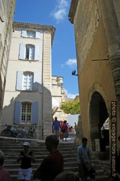 Parvis l'église Saint-Firmin. Photo © André M. Winter