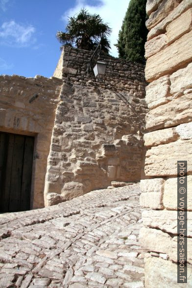 Rue du Belvédère encaladée à Gordes. Photo © André M. Winter