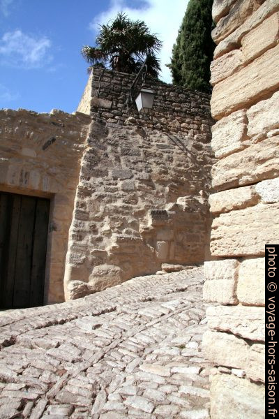 Rue du Belvédère encaladée à Gordes. Photo © André M. Winter