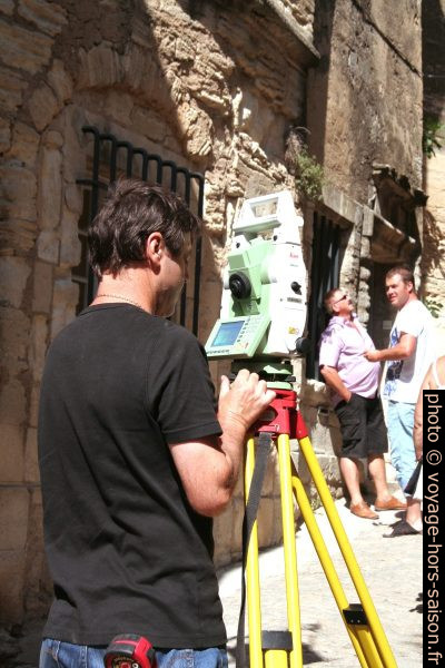 Géomètre-topographe avec théodolite électronique de Leica. Photo © André M. Winter