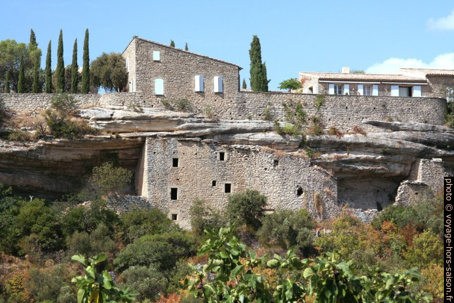 Construction troglodyte avec des maisons récentes au-dessus à Gordes. Photo © André M. Winter