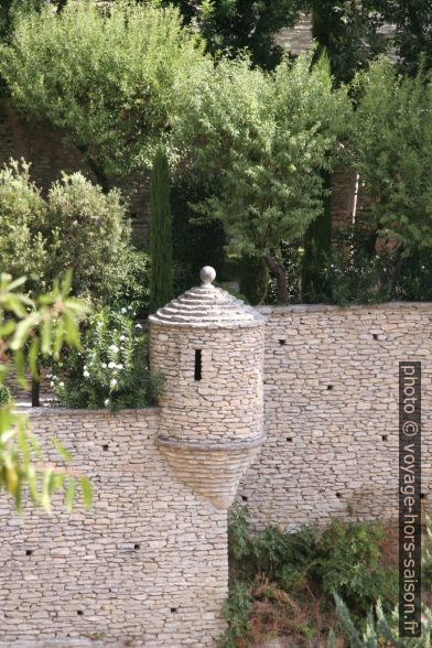 Une échauguette dans un mur de jardin privatif. Photo © Alex Medwedeff