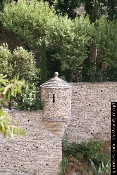 Une échauguette dans un mur de jardin privatif. Photo © Alex Medwedeff