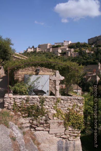 Pergola devant une ancienne cave. Photo © Alex Medwedeff