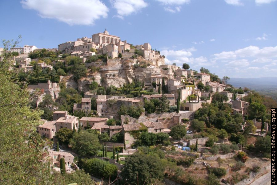 Gordes sur sa colline. Photo © André M. Winter
