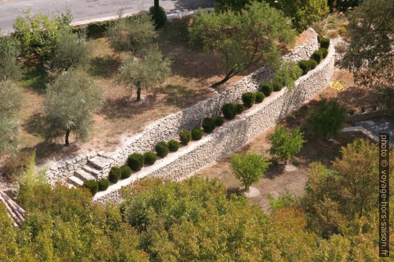 Jardin aménagé à Gordes. Photo © André M. Winter