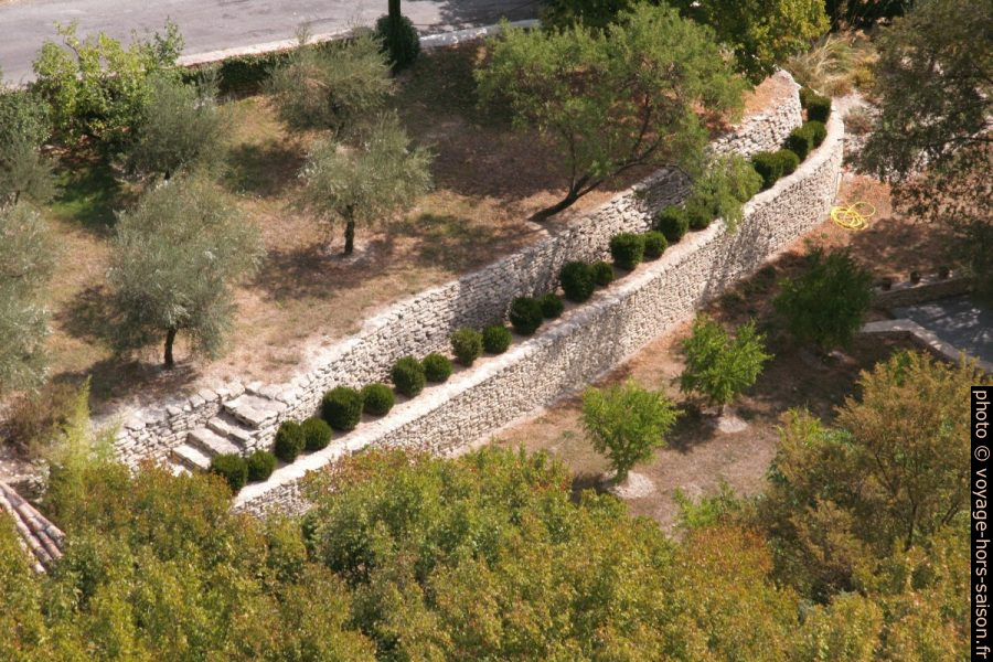 Jardin aménagé à Gordes. Photo © André M. Winter