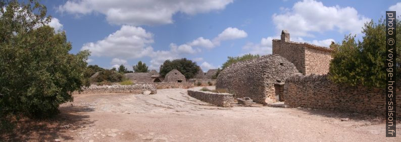 Place Triangulaire du Village de bories. Photo © André M. Winter