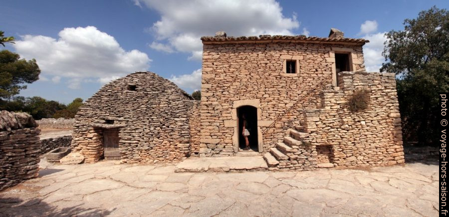 Bergerie et une habitation. Photo © André M. Winter