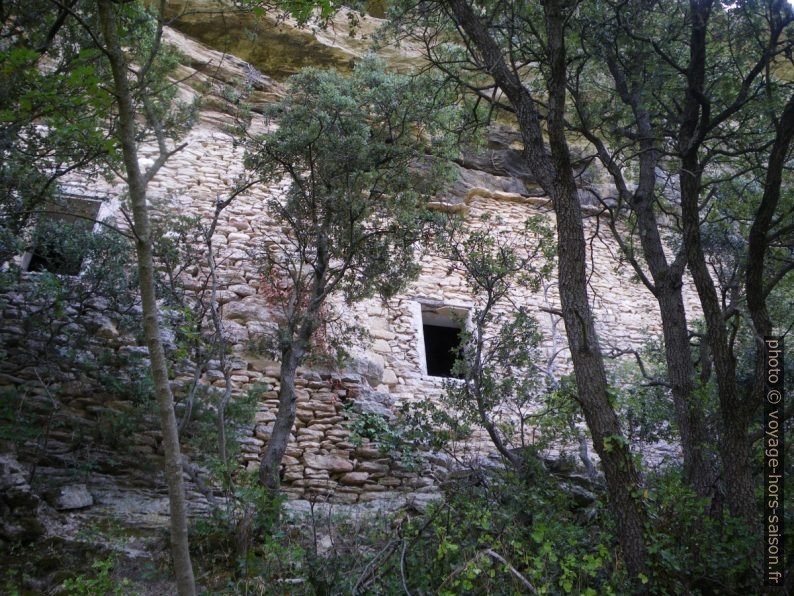 Habitation troglodytique murée dans le Vallon de la Sénancole. Photo © André M. Winter