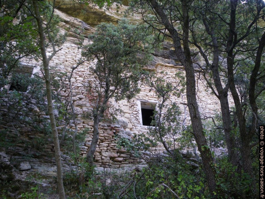 Habitation troglodytique murée dans le Vallon de la Sénancole. Photo © André M. Winter