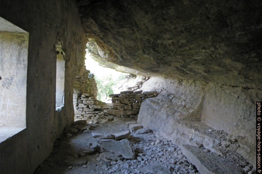 Chambre d'une habitation troglodytique du Vallon de la Sénancole. Photo © André M. Winter
