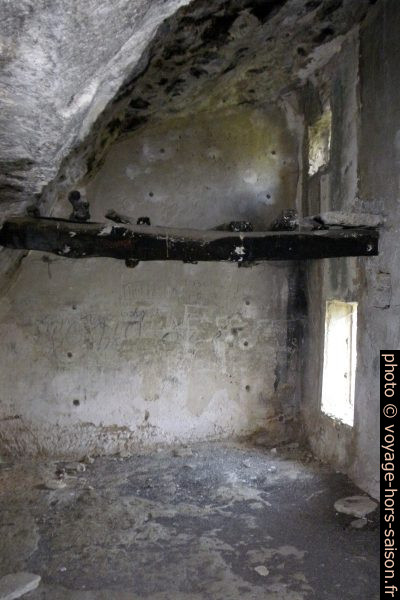 Dans une habitation troglodytique du Vallon de la Sénancole. Photo © André M. Winter