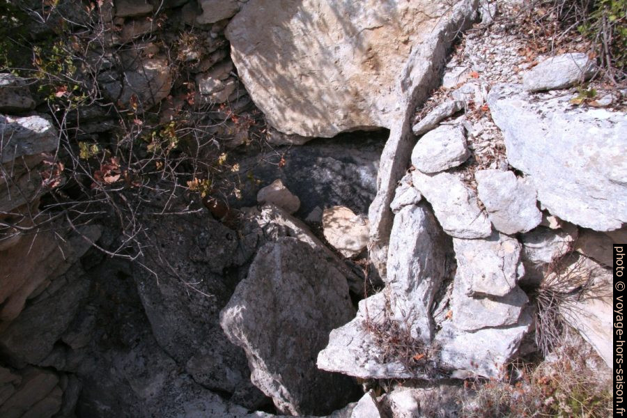 Cuve vinaire rupestre dans la Sénancole. Photo © André M. Winter
