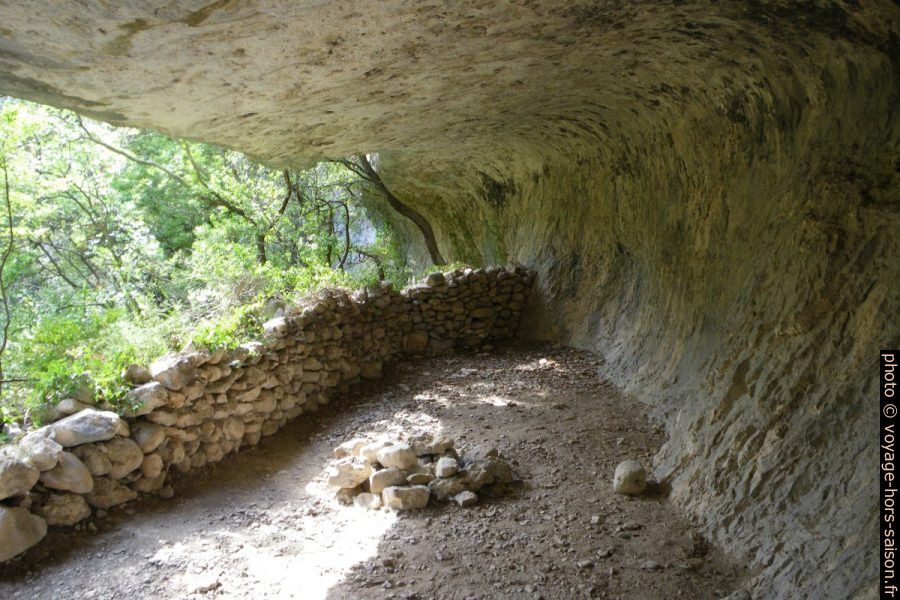 Enclos dans l'affouillement d'un méandre de la Sénancole. Photo © André M. Winter