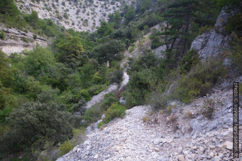 Chemin escarpé dans Gorges de la Sénancole. Photo © André M. Winter