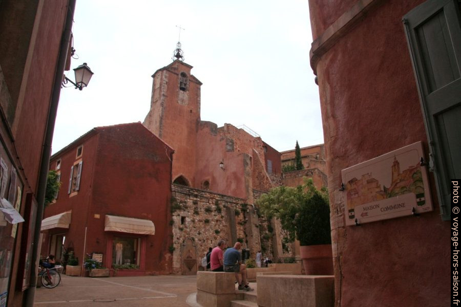 Place de la Maire de Roussillon avec beffroi. Photo © André M. Winter