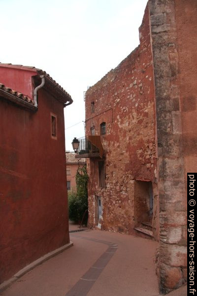 Ruelle descendant de la Place de l'Abbé Avon à Roussillon. Photo © André M. Winter