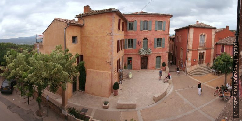 Mairie de Roussillon. Photo © André M. Winter