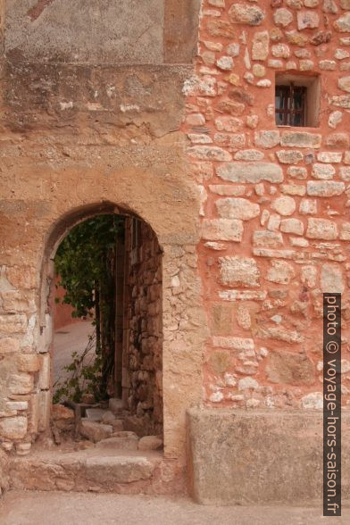 Porte dans un mur à Roussillon. Photo © Alex Medwedeff