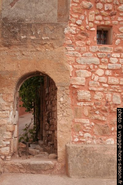 Porte dans un mur à Roussillon. Photo © Alex Medwedeff