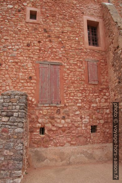 Murs à Roussillon. Photo © Alex Medwedeff