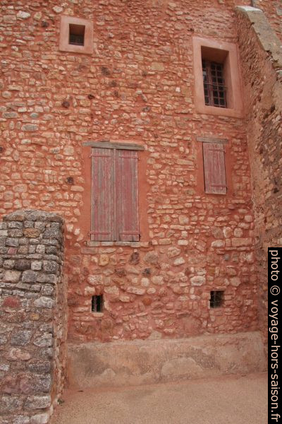 Murs à Roussillon. Photo © Alex Medwedeff