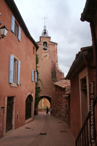 Rue de l'église et le beffroi de Roussillon. Photo © André M. Winter