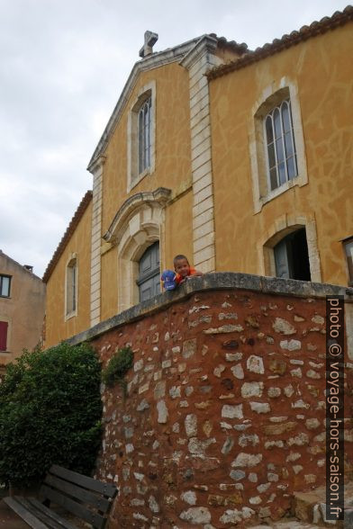 Nicolas devant l'église Saint-Michel. Photo © Alex Medwedeff