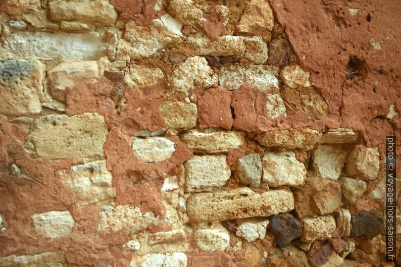 Mur à Roussillon. Photo © Alex Medwedeff