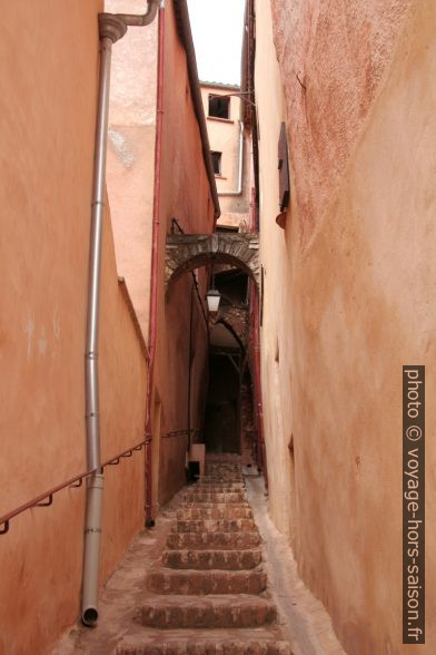 Rue de l'Arcade à Roussillon. Photo © André M. Winter